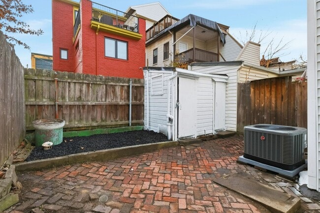 Building Photo - Luxury Rental - South Side Flats