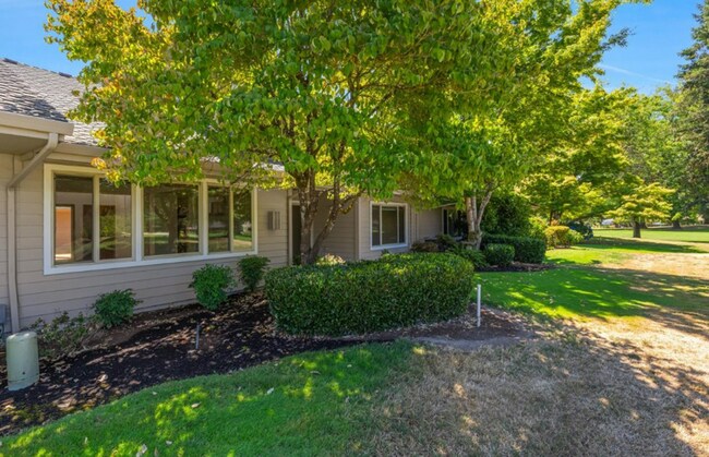 Building Photo - Prime Charbonneau Golf Community Location! 2 Bed, 2.5 Bath + Den, A/C, Washer/Dryer and Garage