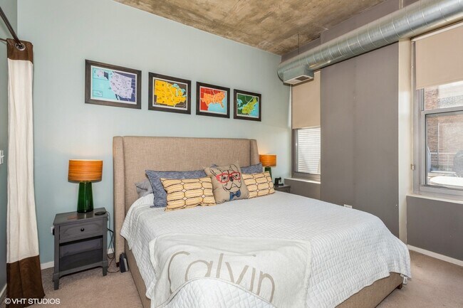 Building Photo - 933 W Van Buren St