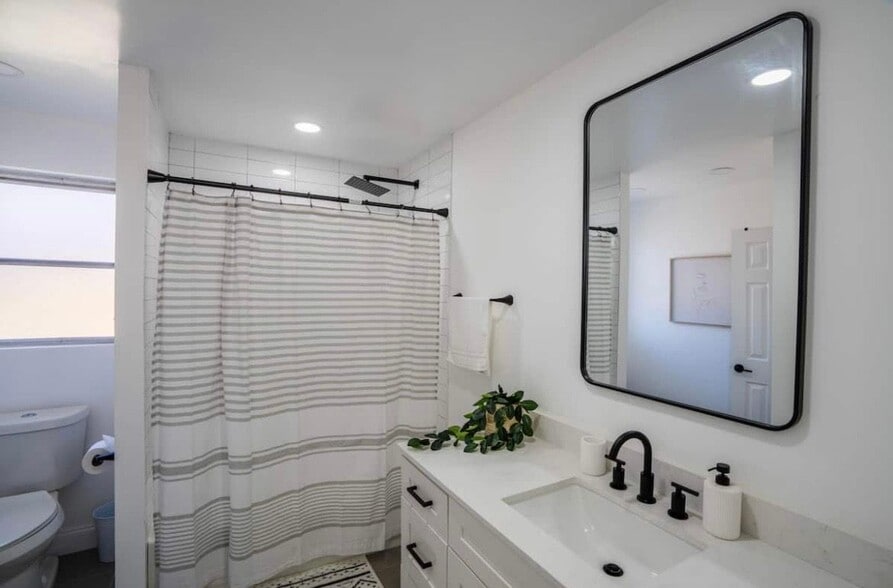 Building Photo - 3649 SE 5th Ct