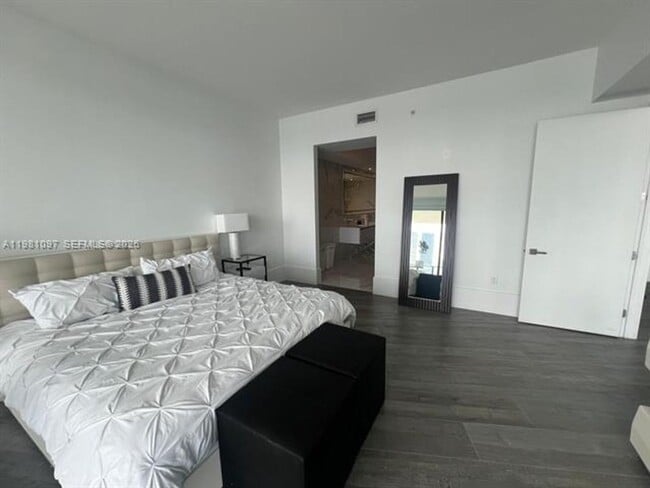 Building Photo - 5500 Island Estates Dr