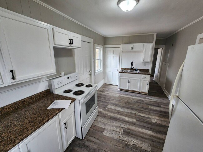 Building Photo - Charming 4-Bedroom Property in Prime Location (SECTION 8 VOUCHERS ACCEPTED)