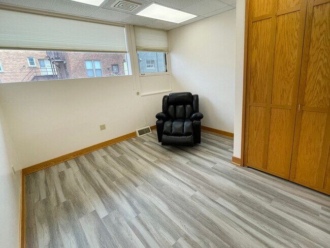 Building Photo - 1920 Monroe St