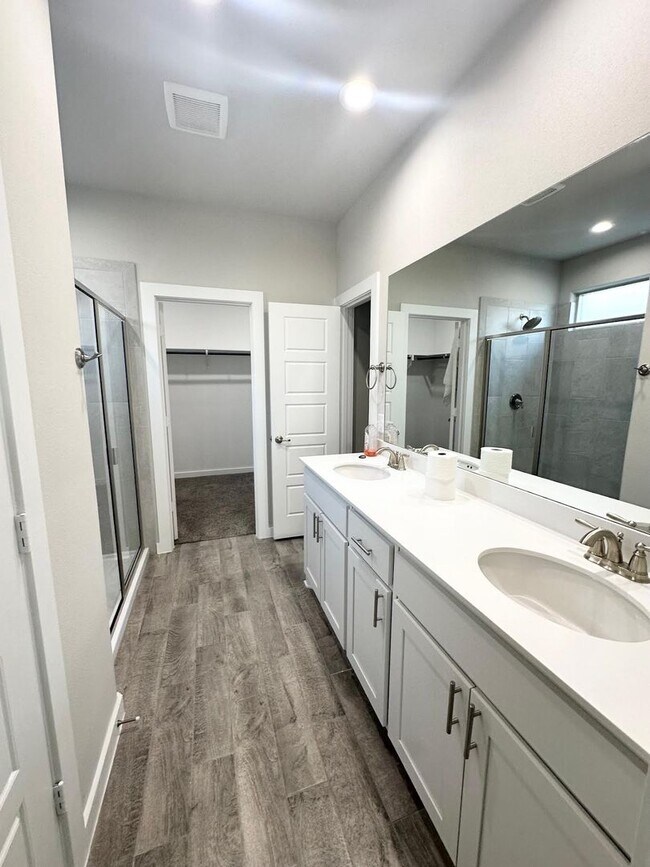 Building Photo - 5 Bedroom 4 Bathroom Ready to Rent ASAP!