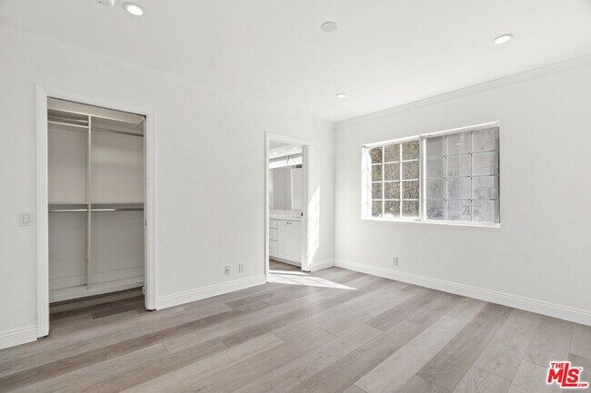 Building Photo - 3217 Hutton Dr