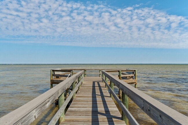 Building Photo - 374 S Shore Dr