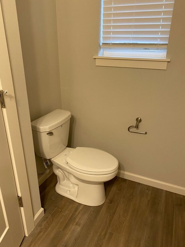 Building Photo - AVAILABLE NOW!!! 4BD/3BA - Pet friendly + Fenced Yard & Washer/Dryer Included - Great South Locat...