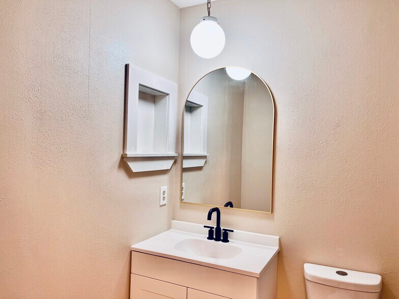 Building Photo - 4420 Eastpointe Dr