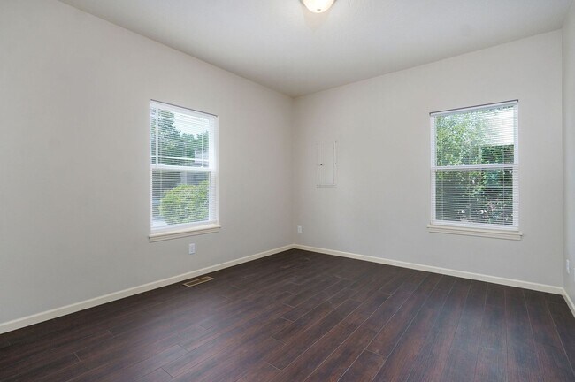 Building Photo - 1345 E Cherry St