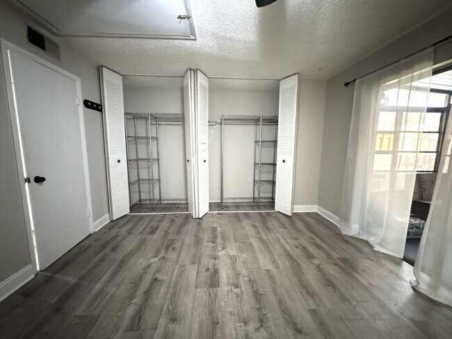 Building Photo - Updated 1/1 Villa