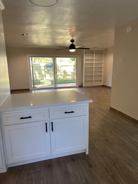 Building Photo - 568 Lomas Santa Fe Dr