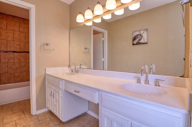 Building Photo - 413 Lakeway Dr