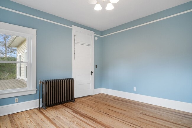 Building Photo - 4 to 5 bed / 2 Bath Just remodeled