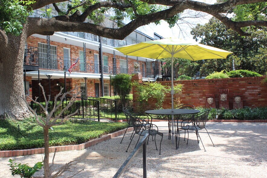 Building Photo - 8401 N New Braunfels Ave