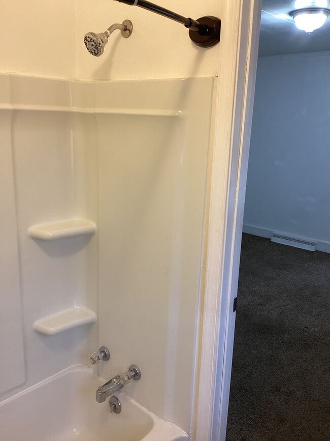 Building Photo - Charming House in the Country