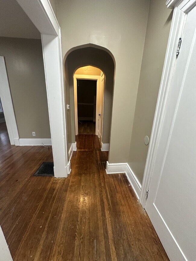 Building Photo - Spacious one-bedroom apartment located on Hazelwood in Rochester, NY.