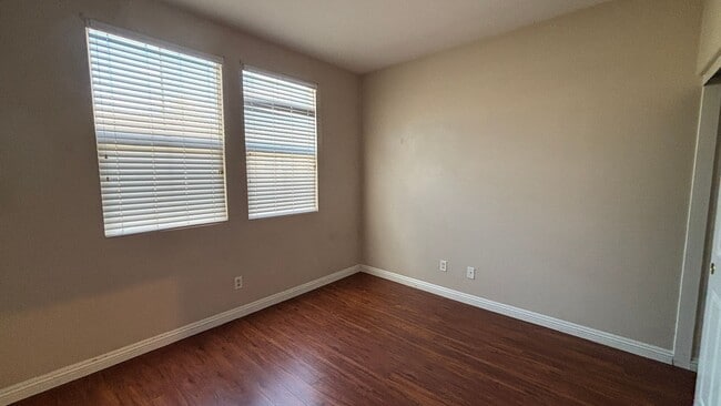 Building Photo - Lovely Townhouse Located in Lake Elsinore!