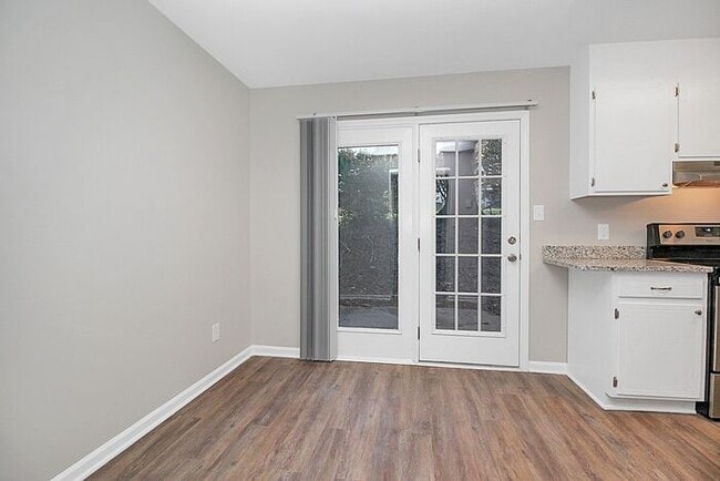 Building Photo - Updated 2BD/1.5BA Hickory Townhome
