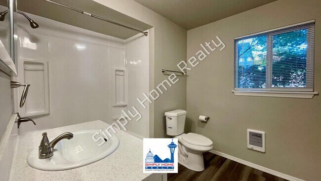 Building Photo - Cute and cozy, newly renovated 3 bedroom tucked inside a charming Tri-plex!