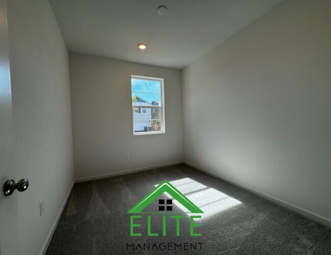 Building Photo - Beautiful 4 Bedroom, 3 Full Bath Two Story One year Old Home