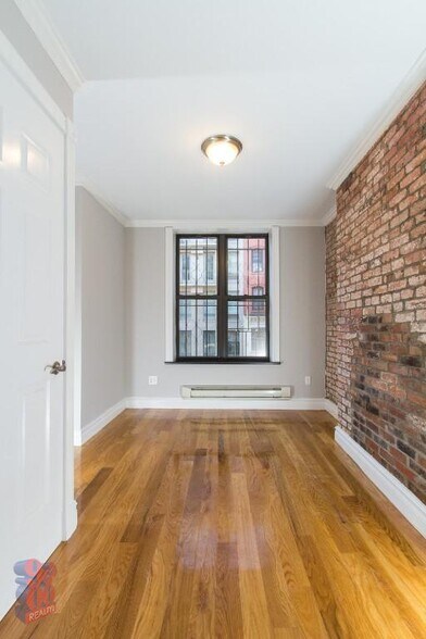 Building Photo - 325 E 5th St