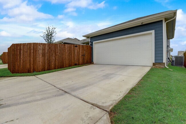 Building Photo - AVAILABLE NOW - Like-New 4-Bedroom Home with Loft & First-Floor Primary | Near Downtown Fort Worth