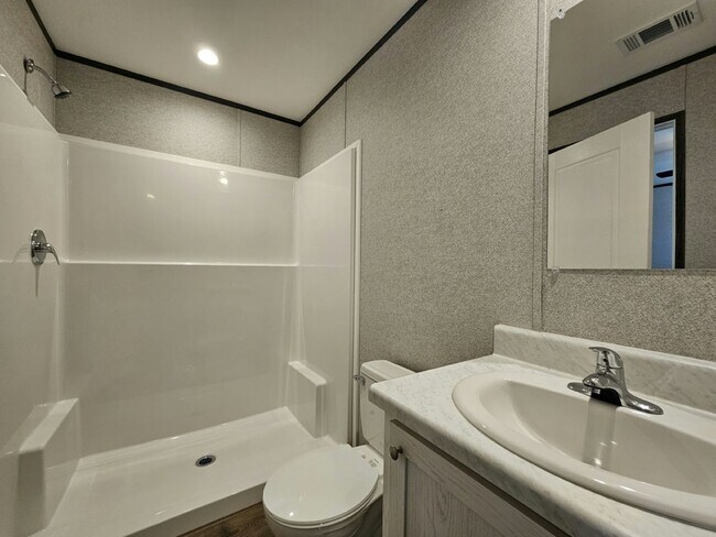 Building Photo - 557 Suwanee Dr
