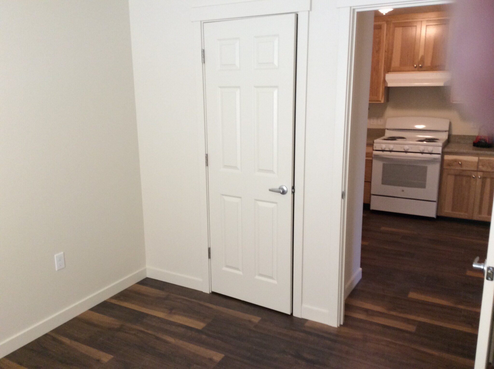 Building Photo - 909 W 4th Ave