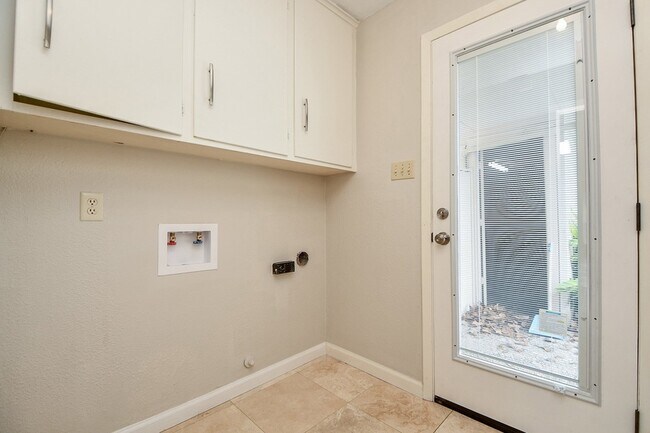 Building Photo - 10706 Inwood Dr