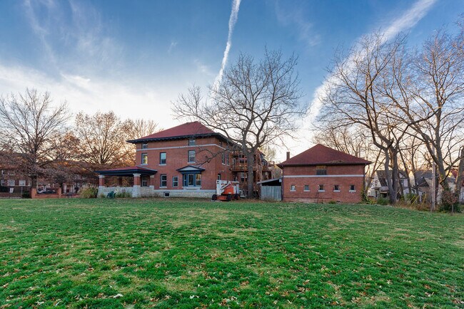 Outdoor-Carriage house on right - 1216 E Armour Blvd