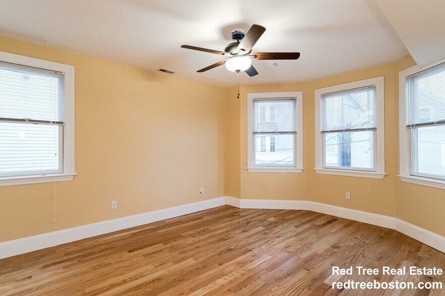 Building Photo - 164 Boylston St