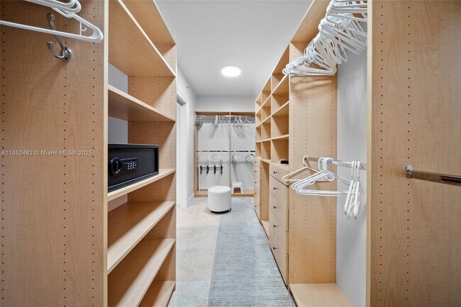 Building Photo - 20201 E Country Club Dr