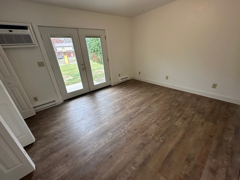 Building Photo - 1053 Lakeshore Dr