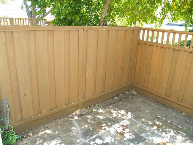 Building Photo - Stunning 1 Bedroom 1.5 bath townhouse in d...