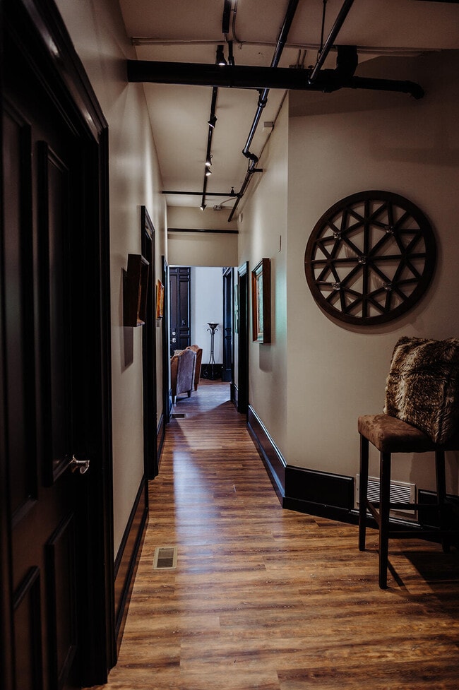 Building Photo - 275 S Limestone