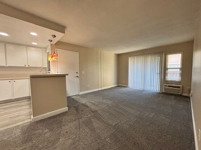 Building Photo - Mission Valley-Beautifully Updated Condo-N...