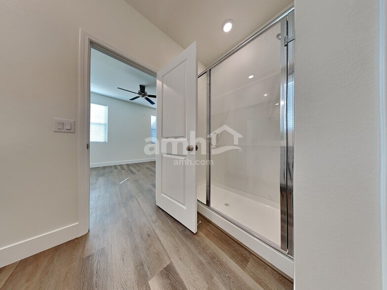 Building Photo - 858 English Primrose St
