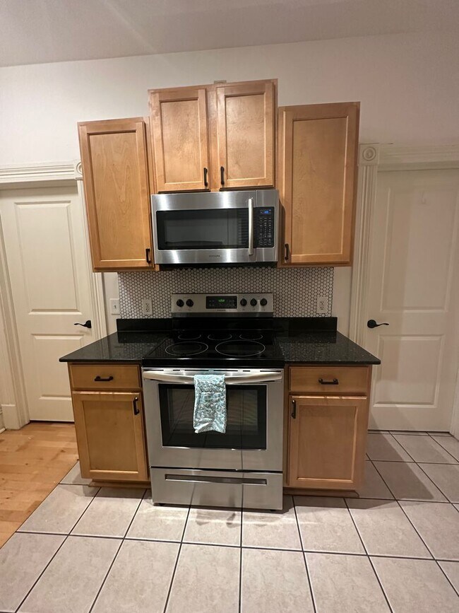 Building Photo - CHARMING DUPLEX - Grove District