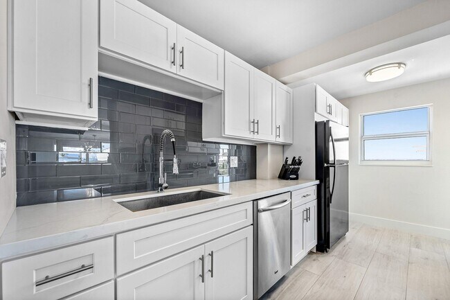 Building Photo - 1160 Hillsboro Mile