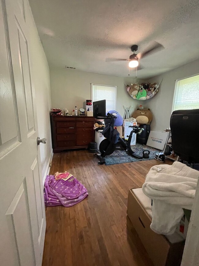 Building Photo - 2 Bedroom / One bathroom house!