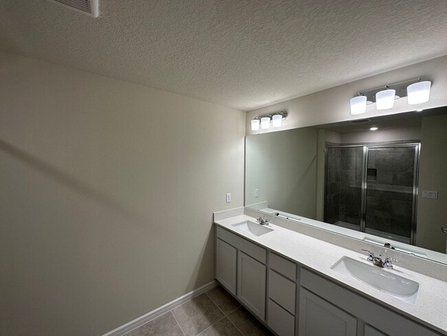 Building Photo - 3 Bedroom, 2.5 Bath Town Home with 1 Car Garage in Grayson Square!