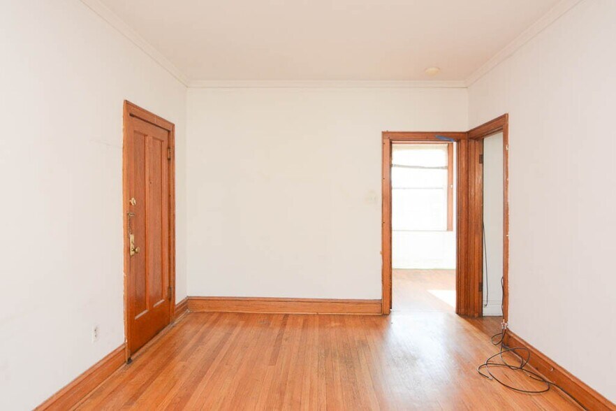 Building Photo - 4826 W Addison St