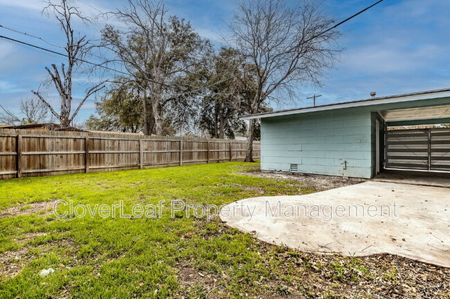 Building Photo - 1002 Sumner Dr