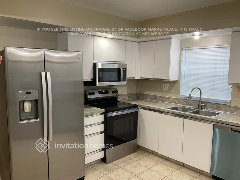 Building Photo - 2703 SW 5th St