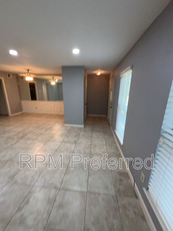 Building Photo - 10379 Briar Forest Dr