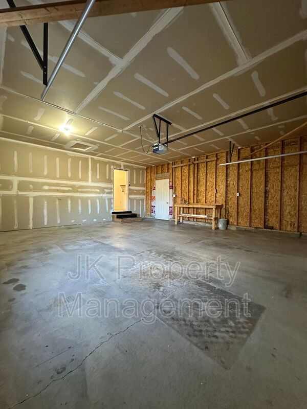 Building Photo - 608 Swan Ct