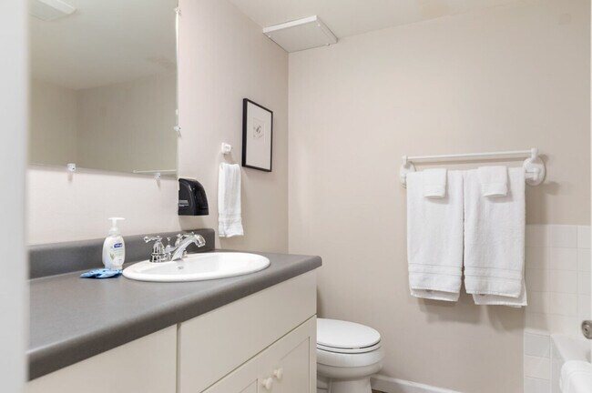 Building Photo - 901 Center St NE