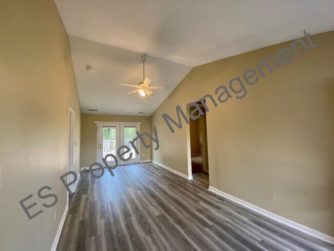 Building Photo - Great 3 Bedroom 2 Bathroom Ranch Style Hom...