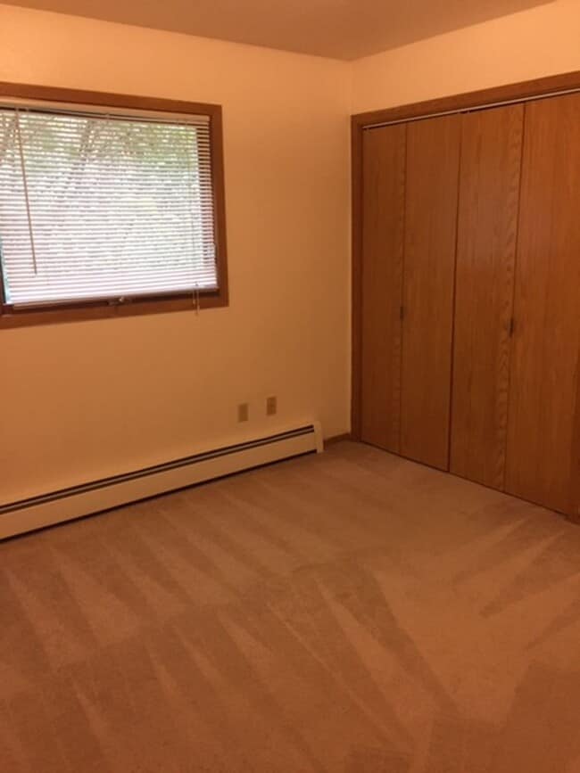 Building Photo - South Anchorage Beautiful and Spacious dow...