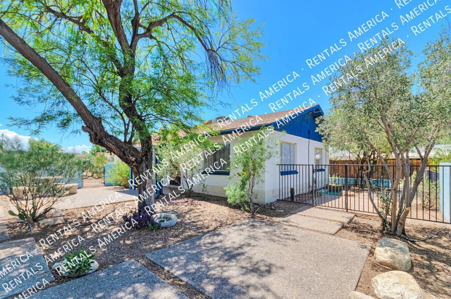 Building Photo - 3733 N Mountain Ave